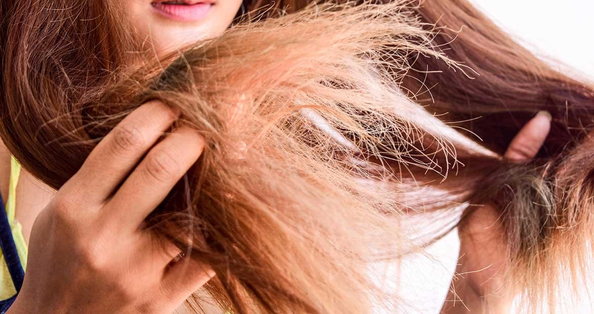 Imagem De Uma Mulher Alisando As Pontas Do Seu Cabelo